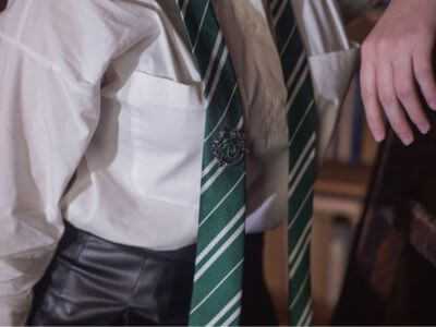 制服姿の学生