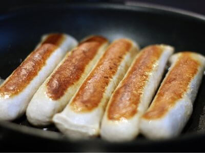 焼かれているソーセージ