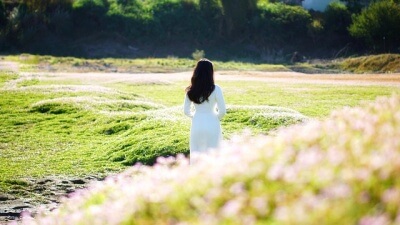 後ろ姿の女性