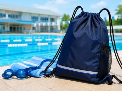学校のプールとネイビーのナップサック