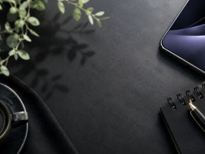 ブラックを基調としたデスクとスマホ